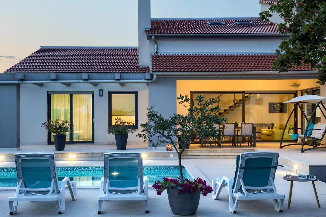 Beautiful Villa Eva With Private Pool Near The Beach Sisan