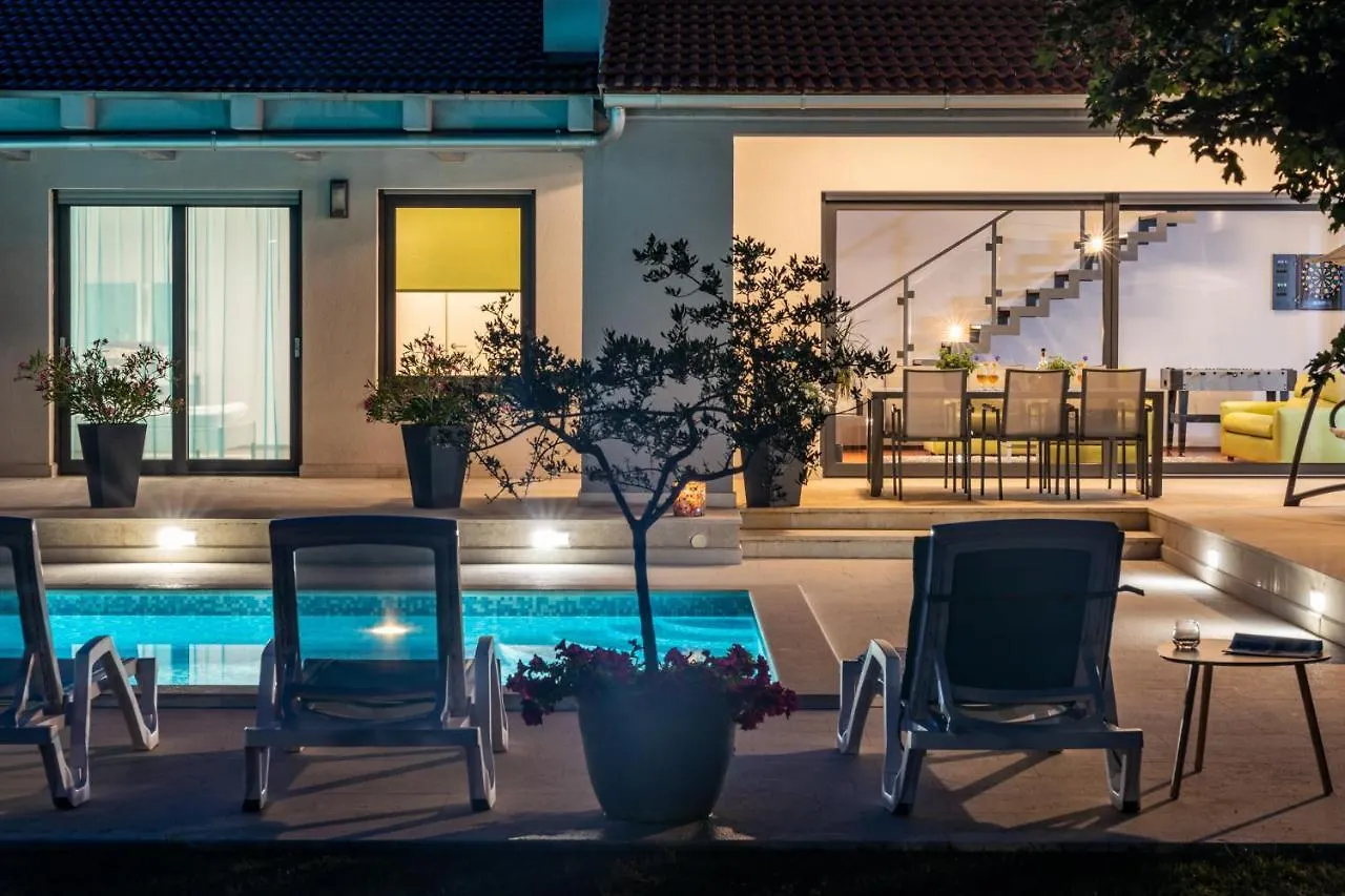 Beautiful Villa Eva With Private Pool Near The Beach Sisan
